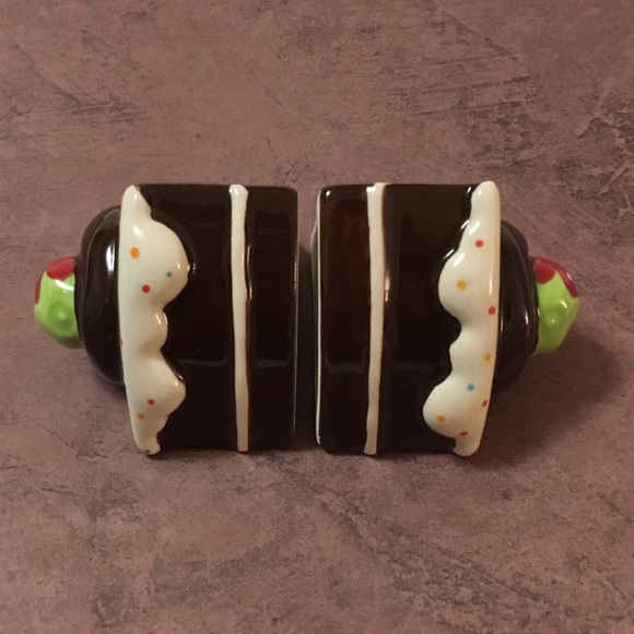Cake Slice Salt Shakers - Picture 4 of 12